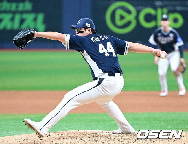 [OSEN=고척, 최규한 기자] 9일 서울 구로구 고척스카이돔에서 ‘2025 NAVER K-BASEBALL SERIES’ 대한민국 야구 대표팀과 체코 야구 대표팀의 평가전이 열렸다.한국은 9일 2025 K-베이스볼 시리즈 체코 대표팀과의 경기에 이어 오는 15일과 16일 양일에 걸쳐 도쿄돔에서 일본 대표팀과 2경기를 치른다. 5회말 마운드에 오른 한국 김서현이 힘차게 공을 뿌리고 있다. 2025.11.09 / dreamer@osen.co.kr