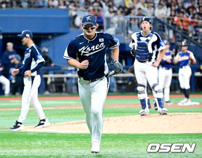 [OSEN=고척, 최규한 기자] 9일 서울 구로구 고척스카이돔에서 ‘2025 NAVER K-BASEBALL SERIES’ 대한민국 야구 대표팀과 체코 야구 대표팀의 평가전이 열렸다.한국은 9일 2025 K-베이스볼 시리즈 체코 대표팀과의 경기에 이어 오는 15일과 16일 양일에 걸쳐 도쿄돔에서 일본 대표팀과 2경기를 치른다. 5회말 2사 1, 3루 상황 한국 김서현이 마운드를 내려가고 있다. 2025.11.09 / dreamer@osen.co.kr