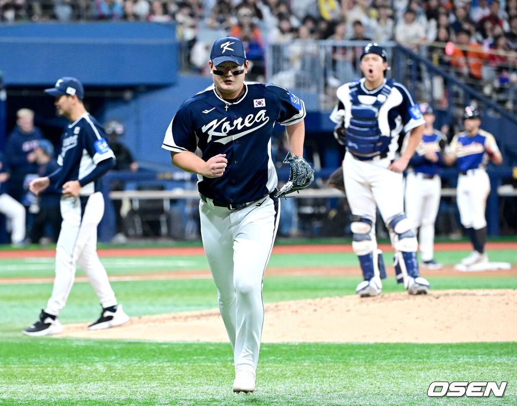 9일 서울 구로구 고척스카이돔에서 ‘2025 NAVER K-BASEBALL SERIES’ 대한민국 야구 대표팀과 체코 야구 대표팀의 평가전이 열렸다.한국은 9일 2025 K-베이스볼 시리즈 체코 대표팀과의 경기에 이어 오는 15일과 16일 양일에 걸쳐 도쿄돔에서 일본 대표팀과 2경기를 치른다. 5회말 2사 1, 3루 상황 한국 김서현이 마운드를 내려가고 있다. 2025.11.09 / dreamer@osen.co.kr