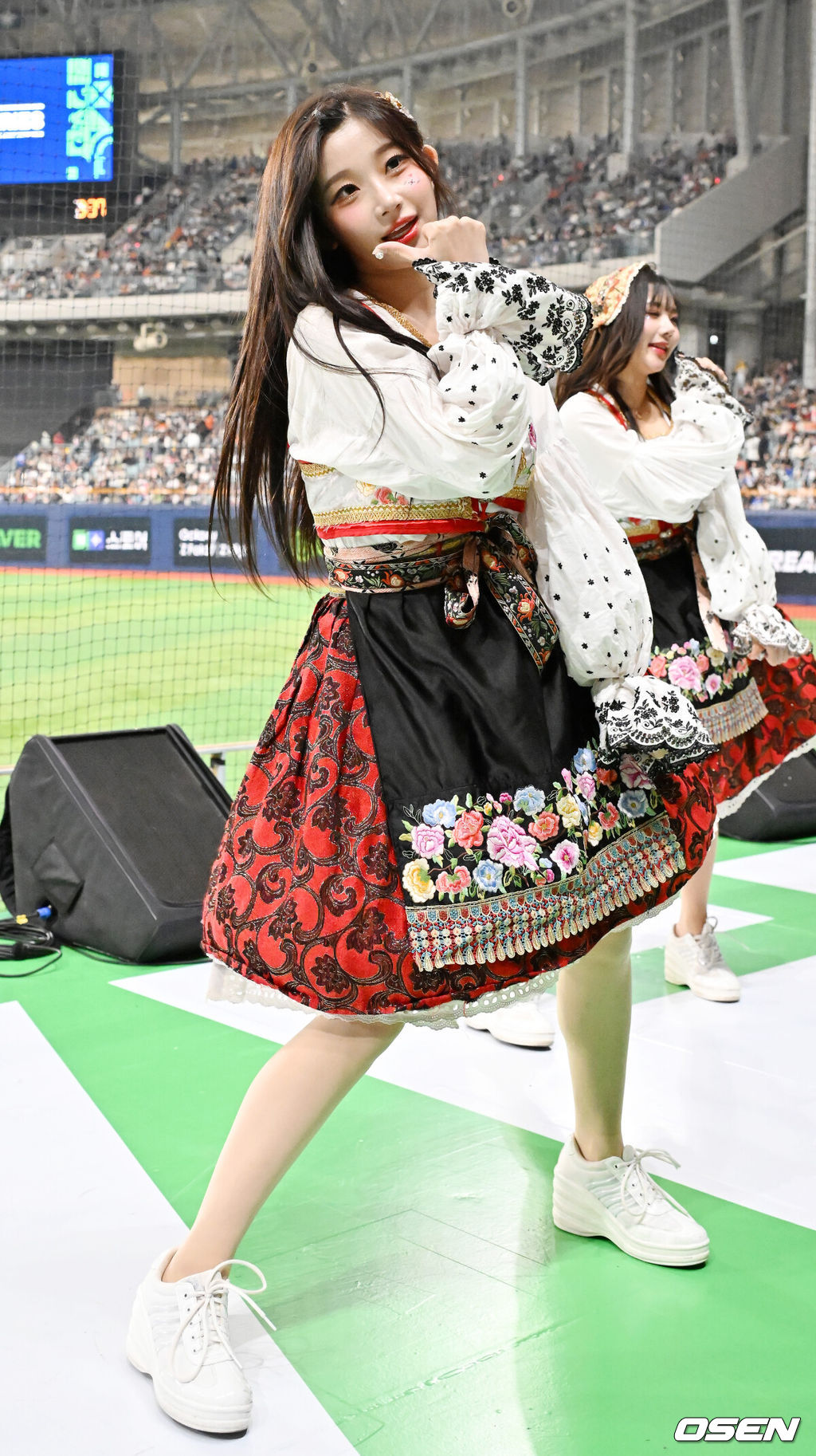 9일 서울 구로구 고척스카이돔에서 ‘2025 NAVER K-BASEBALL SERIES’ 대한민국 야구 대표팀과 체코 야구 대표팀의 평가전이 열렸다.한국은 9일 2025 K-베이스볼 시리즈 체코 대표팀과의 경기에 이어 오는 15일과 16일 양일에 걸쳐 도쿄돔에서 일본 대표팀과 2경기를 치른다. 이주은 치어리더가 체코 전통 의상을 착용하고 공연을 펼치고 있다. 2025.11.09 / rumi@osen.co.kr