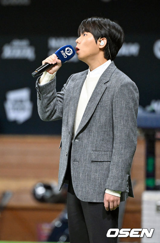 [OSEN=고척, 민경훈 기자] 9일 서울 구로구 고척스카이돔에서 ‘2025 NAVER K-BASEBALL SERIES’ 2차전 대한민국 야구 대표팀과 체코 야구 대표팀의 평가전이 열렸다.한국은 9일 2025 K-베이스볼 시리즈 체코 대표팀과의 경기에 이어 오는 15일과 16일 양일에 걸쳐 도쿄돔에서 일본 대표팀과 2경기를 치른다. 가수 정승환이 경기 전 그라운드 위에서 애국가를 부르고 있다. 2025.11.09 / rumi@osen.co.kr