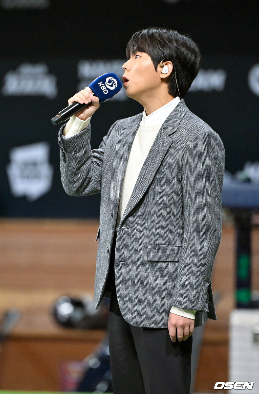 9일 서울 구로구 고척스카이돔에서 ‘2025 NAVER K-BASEBALL SERIES’ 2차전 대한민국 야구 대표팀과 체코 야구 대표팀의 평가전이 열렸다.한국은 9일 2025 K-베이스볼 시리즈 체코 대표팀과의 경기에 이어 오는 15일과 16일 양일에 걸쳐 도쿄돔에서 일본 대표팀과 2경기를 치른다. 가수 정승환이 경기 전 그라운드 위에서 애국가를 부르고 있다. 2025.11.09 / rumi@osen.co.kr