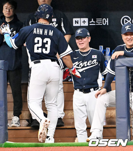 [OSEN=고척, 민경훈 기자] 9일 서울 구로구 고척스카이돔에서 ‘2025 NAVER K-BASEBALL SERIES’ 대한민국 야구 대표팀과 체코 야구 대표팀의 평가전이 열렸다.한국은 9일 2025 K-베이스볼 시리즈 체코 대표팀과의 경기에 이어 오는 15일과 16일 양일에 걸쳐 도쿄돔에서 일본 대표팀과 2경기를 치른다. 3회초 1사 1, 3루 상황 한국 문보경의 내야 땅볼 때 득점을 올린 안현민이 덕아웃에서 류지현 감독과 하이파이브를 하고 있다. 2025.11.09 / rumi@osen.co.kr
