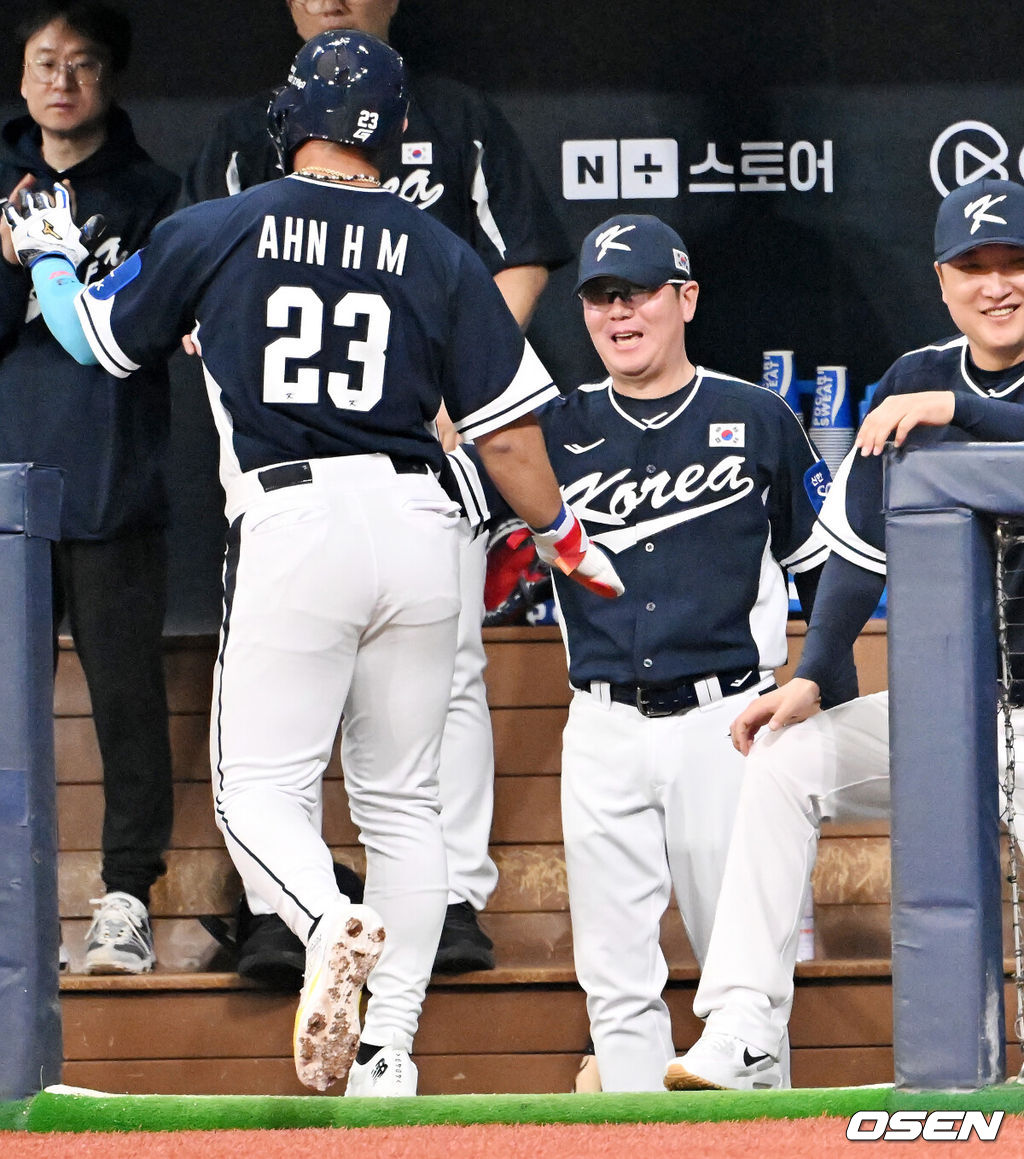 9일 서울 구로구 고척스카이돔에서 ‘2025 NAVER K-BASEBALL SERIES’ 대한민국 야구 대표팀과 체코 야구 대표팀의 평가전이 열렸다.한국은 9일 2025 K-베이스볼 시리즈 체코 대표팀과의 경기에 이어 오는 15일과 16일 양일에 걸쳐 도쿄돔에서 일본 대표팀과 2경기를 치른다. 3회초 1사 1, 3루 상황 한국 문보경의 내야 땅볼 때 득점을 올린 안현민이 덕아웃에서 류지현 감독과 하이파이브를 하고 있다. 2025.11.09 / rumi@osen.co.kr