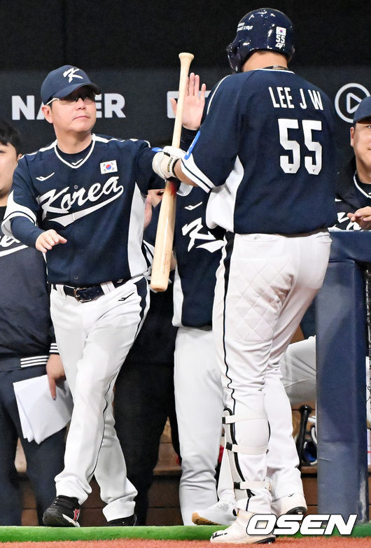 [OSEN=고척, 민경훈 기자] 9일 서울 구로구 고척스카이돔에서 ‘2025 NAVER K-BASEBALL SERIES’ 대한민국 야구 대표팀과 체코 야구 대표팀의 평가전이 열렸다.한국은 9일 2025 K-베이스볼 시리즈 체코 대표팀과의 경기에 이어 오는 15일과 16일 양일에 걸쳐 도쿄돔에서 일본 대표팀과 2경기를 치른다. 9회초 무사 1루 상황 한국 이재원이 달아나는 중월 투런포를 때린 후 덕아웃에서 류지현 감독과 하이파이브를 하고 있다.. 2025.11.09 / rumi@osen.co.kr