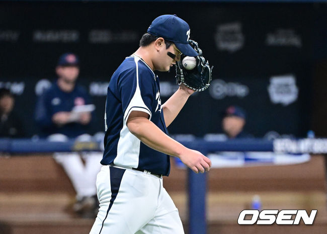 [OSEN=고척, 최규한 기자] 9일 서울 구로구 고척스카이돔에서 ‘2025 NAVER K-BASEBALL SERIES’ 대한민국 야구 대표팀과 체코 야구 대표팀의 평가전이 열렸다.한국은 9일 2025 K-베이스볼 시리즈 체코 대표팀과의 경기에 이어 오는 15일과 16일 양일에 걸쳐 도쿄돔에서 일본 대표팀과 2경기를 치른다. 5회말 2사 1, 3루 상황 체코 프로콥에게 적시타를 내준 한국 투수 김서현이 아쉬워하고 있다. 2025.11.09 / dreamer@osen.co.kr