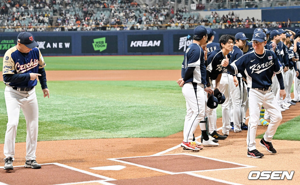 9일 서울 구로구 고척스카이돔에서 ‘2025 NAVER K-BASEBALL SERIES’ 2차전 대한민국 야구 대표팀과 체코 야구 대표팀의 평가전이 열렸다.한국은 9일 2025 K-베이스볼 시리즈 체코 대표팀과의 경기에 이어 오는 15일과 16일 양일에 걸쳐 도쿄돔에서 일본 대표팀과 2경기를 치른다. 경기 전 한국 대표팀 류지현 감독이 파벨 하딤 체코 야구 대표팀 감독에게 엄지척을 하고 있다. 2025.11.09 / rumi@osen.co.kr