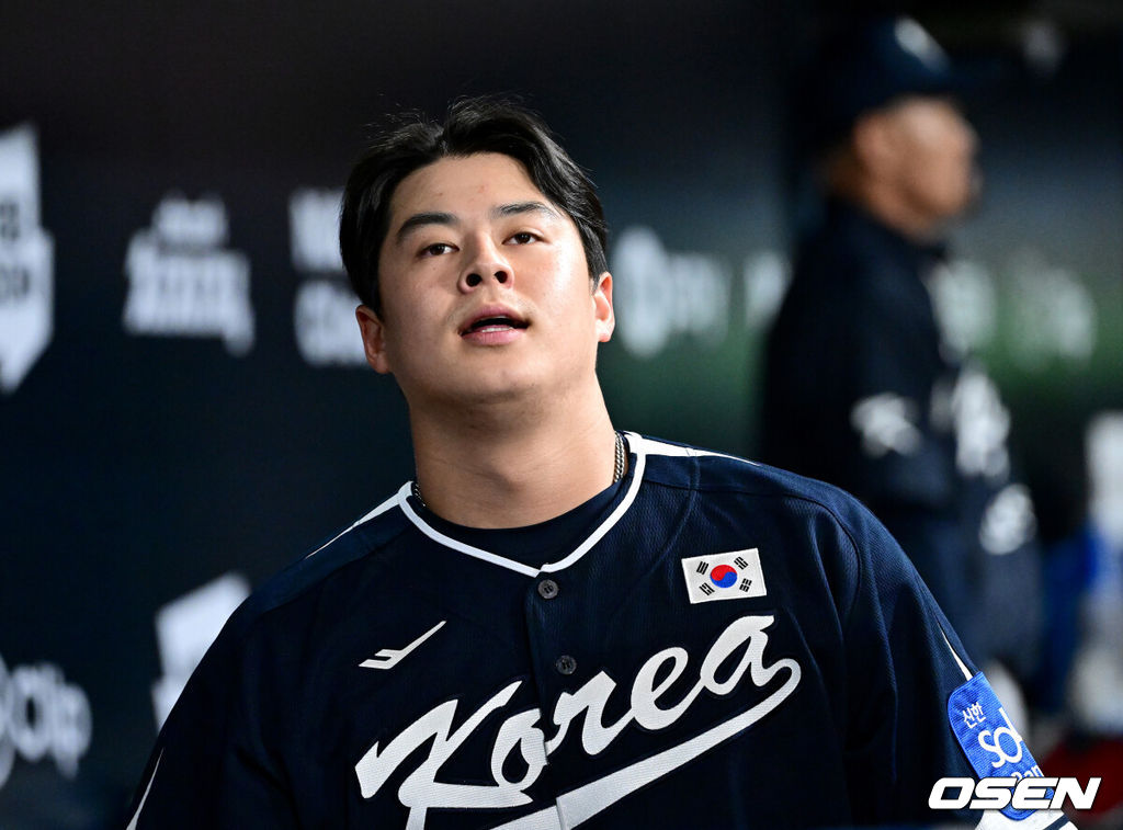 9일 서울 구로구 고척스카이돔에서 ‘2025 NAVER K-BASEBALL SERIES’ 대한민국 야구 대표팀과 체코 야구 대표팀의 평가전이 열렸다.한국은 9일 2025 K-베이스볼 시리즈 체코 대표팀과의 경기에 이어 오는 15일과 16일 양일에 걸쳐 도쿄돔에서 일본 대표팀과 2경기를 치른다. 5회초 무사 1루 상황 한국 노시환이 병살타를 치고 물러난 뒤 더그아웃에서 아쉬워하고 있다. 2025.11.09 / dreamer@osen.co.kr