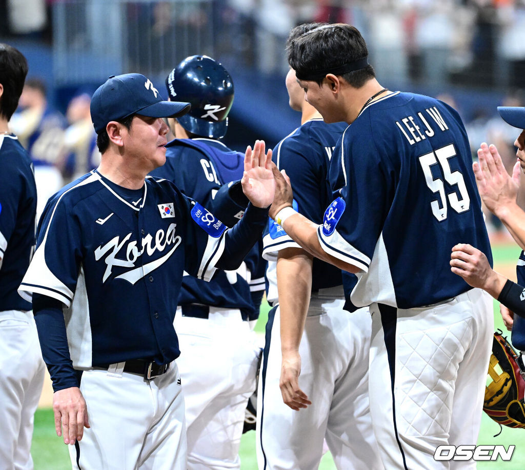 류지현 감독이 이끄는 한국 대표팀이 체코 대표팀과 평가전을 2연승으로 마쳤다. 한국 대표팀은 9일 서울 고척스카이돔에서 열린 ‘2025 NAVER K-BASEBALL SERIES’ 체코와 2번째 평가전에서 장단 17안타를 터뜨리며 11-1로 승리했다.경기를 마치고 한국 류지현 감독과 이재원을 비롯한 선수들이 인사를 나누고 있다. 2025.11.09 / dreamer@osen.co.kr
