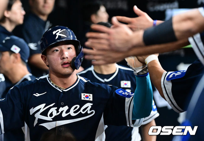 [OSEN=고척, 최규한 기자] 9일 서울 구로구 고척스카이돔에서 ‘2025 NAVER K-BASEBALL SERIES’ 대한민국 야구 대표팀과 체코 야구 대표팀의 평가전이 열렸다.한국은 9일 2025 K-베이스볼 시리즈 체코 대표팀과의 경기에 이어 오는 15일과 16일 양일에 걸쳐 도쿄돔에서 일본 대표팀과 2경기를 치른다. 3회초 1사 1, 3루 상황 한국 문보경의 내야 땅볼 때 득점을 올린 안현민이 더그아웃 동료들과 인사를 나누고 있다. 2025.11.09 / dreamer@osen.co.kr