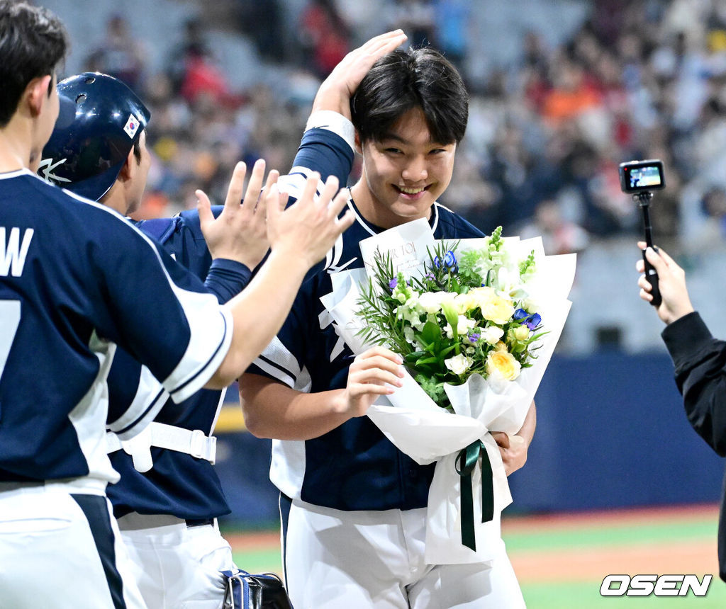 류지현 감독이 이끄는 한국 대표팀이 체코 대표팀과 평가전을 2연승으로 마쳤다. 한국 대표팀은 9일 서울 고척스카이돔에서 열린 ‘2025 NAVER K-BASEBALL SERIES’ 체코와 2번째 평가전에서 장단 17안타를 터뜨리며 11-1로 승리했다.경기를 마치고 한국 데일리 MVP로 선정된 투수 정우주가 동료들과 인사를 나누고 있다. 2025.11.09 / dreamer@osen.co.kr