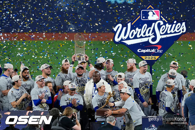 [사진] LA 다저스의 월드시리즈 우승 후 미겔 로하스가 트로피를 들어올리고 있다. ⓒGettyimages(무단전재 및 재배포 금지)