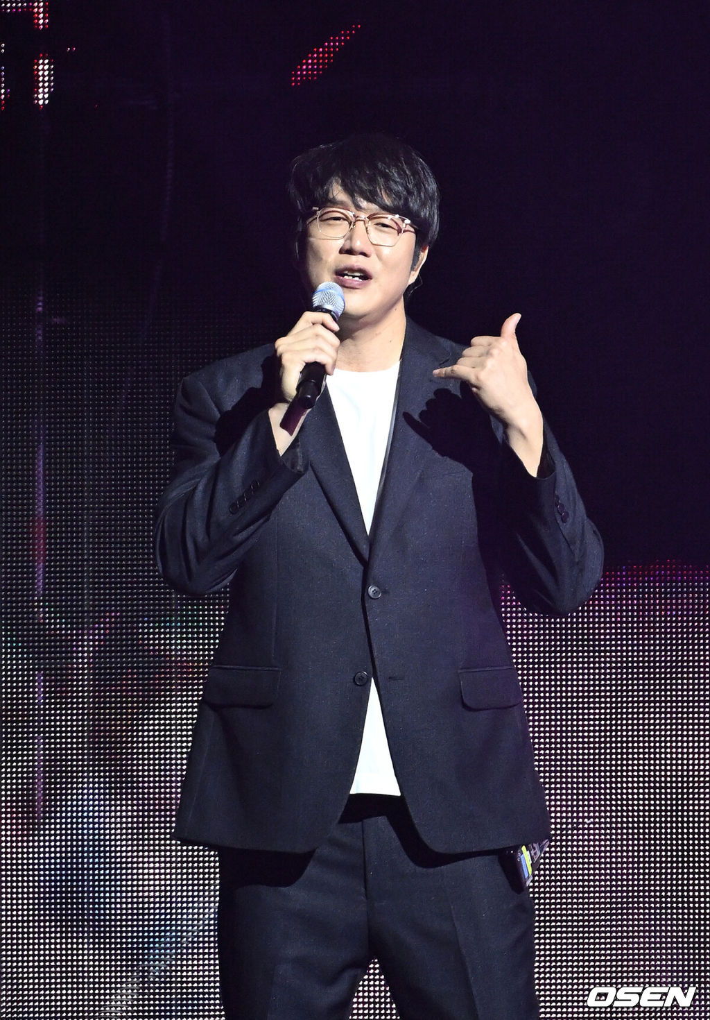 17일 오후 서울 올림픽공원 KSPO DOME에서 ‘제 32회 롯데면세점 패밀리콘서트’가 열렸다.‘롯데면세점 패밀리콘서트’는 2006년부터 롯데면세점이 해외 관광객을 유치하기 위해 직접 주최하는 K-POP 콘서트다.가수 성시경이 무대를 펼치고 있다. 2023.06.17 /sunday@osen.co.kr