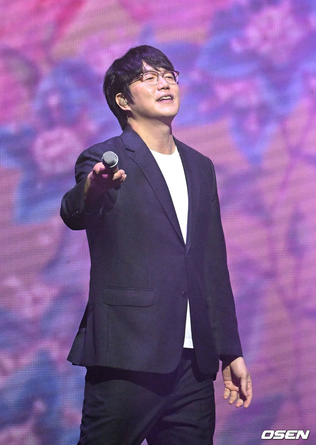 17일 오후 서울 올림픽공원 KSPO DOME에서 ‘제 32회 롯데면세점 패밀리콘서트’가 열렸다.‘롯데면세점 패밀리콘서트’는 2006년부터 롯데면세점이 해외 관광객을 유치하기 위해 직접 주최하는 K-POP 콘서트다.가수 성시경이 무대를 펼치고 있다. 2023.06.17 /sunday@osen.co.kr