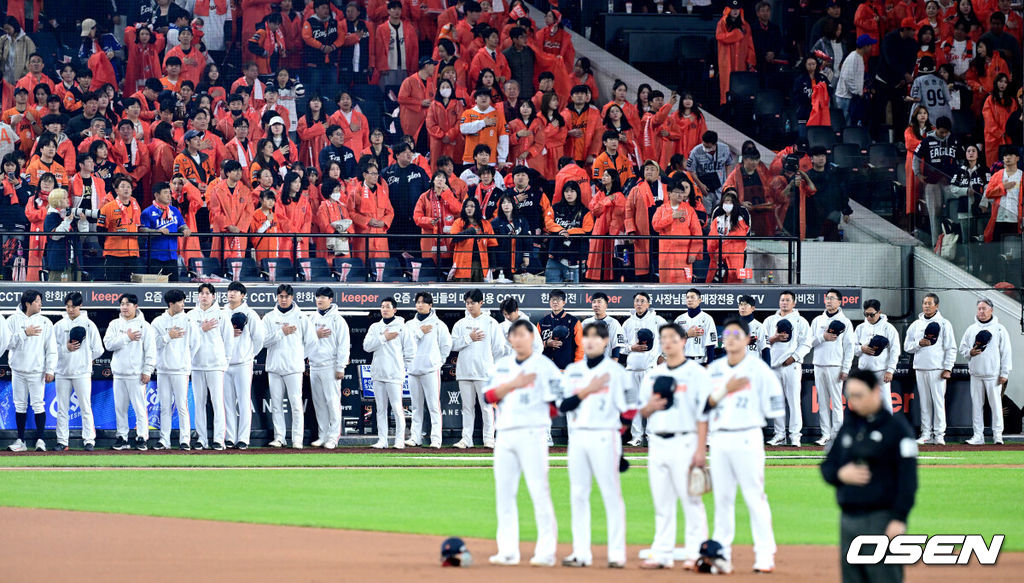 한화 선수들이 국민의례를 하고 있다. 2025.10.24 / dreamer@osen.co.kr