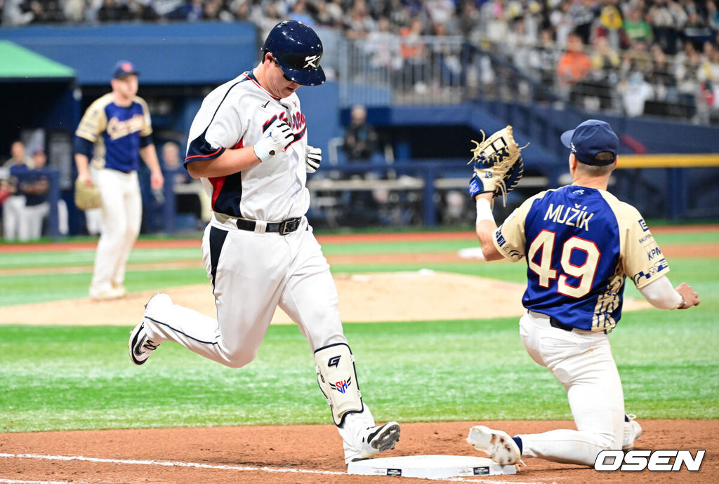 8일 서울 구로구 고척스카이돔에서 ‘2025 NAVER K-BASEBALL SERIES’ 대한민국 야구 대표팀과 체코 야구 대표팀의 경기가 열렸다.한국은 8일과 9일 2025 K-베이스볼 시리즈 체코 대표팀과의 2경기를 시작으로 15일과 16일 양일에 걸쳐 도쿄돔에서 일본 대표팀과 2경기를 치른다. 6회말 한국 선두타자 노시환이 땅볼로 물러나고 있다. 2025.11.08 /cej@osen.co.kr