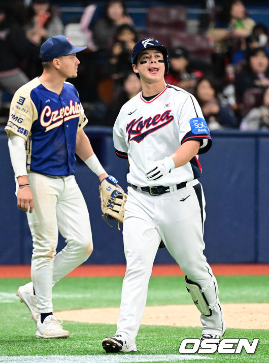 [OSEN=고척, 조은정 기자]8일 서울 구로구 고척스카이돔에서 ‘2025 NAVER K-BASEBALL SERIES’ 대한민국 야구 대표팀과 체코 야구 대표팀의 경기가 열렸다.한국은 8일과 9일 2025 K-베이스볼 시리즈 체코 대표팀과의 2경기를 시작으로 15일과 16일 양일에 걸쳐 도쿄돔에서 일본 대표팀과 2경기를 치른다. 3회말 1사 1,2루에서 한국 노시환이 공이 파울 플라이로 잡히자 아쉬워하고 있다. 2025.11.08 /cej@osen.co.kr