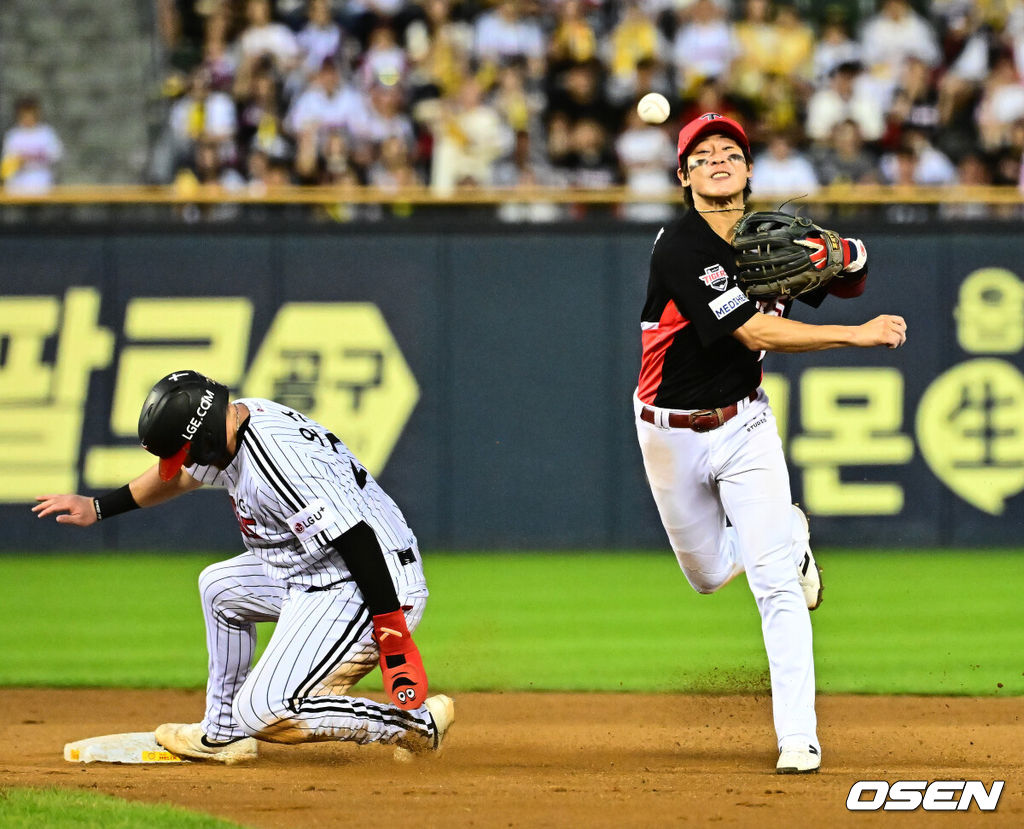 13일 오후 서울 잠실구장에서 ‘2025 신한 SOL Bank KBO리그’ LG 트윈스와 KIA 타이거즈의 경기가 열렸다.LG는 임찬규, KIA는 이의리가 선발로 나섰다. 6회말 무사 1루에서 KIA 박찬호가 LG 문보경의 2루땅볼에 오스틴을 포스아웃 처리하고 1루로 송구하며 병살을 완성하고 있다. 2025.09.13 /jpnews@osen.co.kr