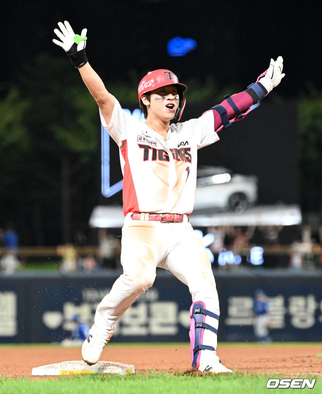 10일 오후 광주-기아 챔피언스필드에서 2025 신한 SOL Bank KBO리그 KIA 타이거즈와 삼성 라이온즈의 경기가 열렸다.KIA는 네일, 삼성은 가라비토를 선발 투수로 내세웠다.8회말 무사 1,3루에서 KIA 박찬호가 우중간 2타점 적시 3루타를 치고 환호하고 있다. 2025.09.10 /sunday@osen.co.kr