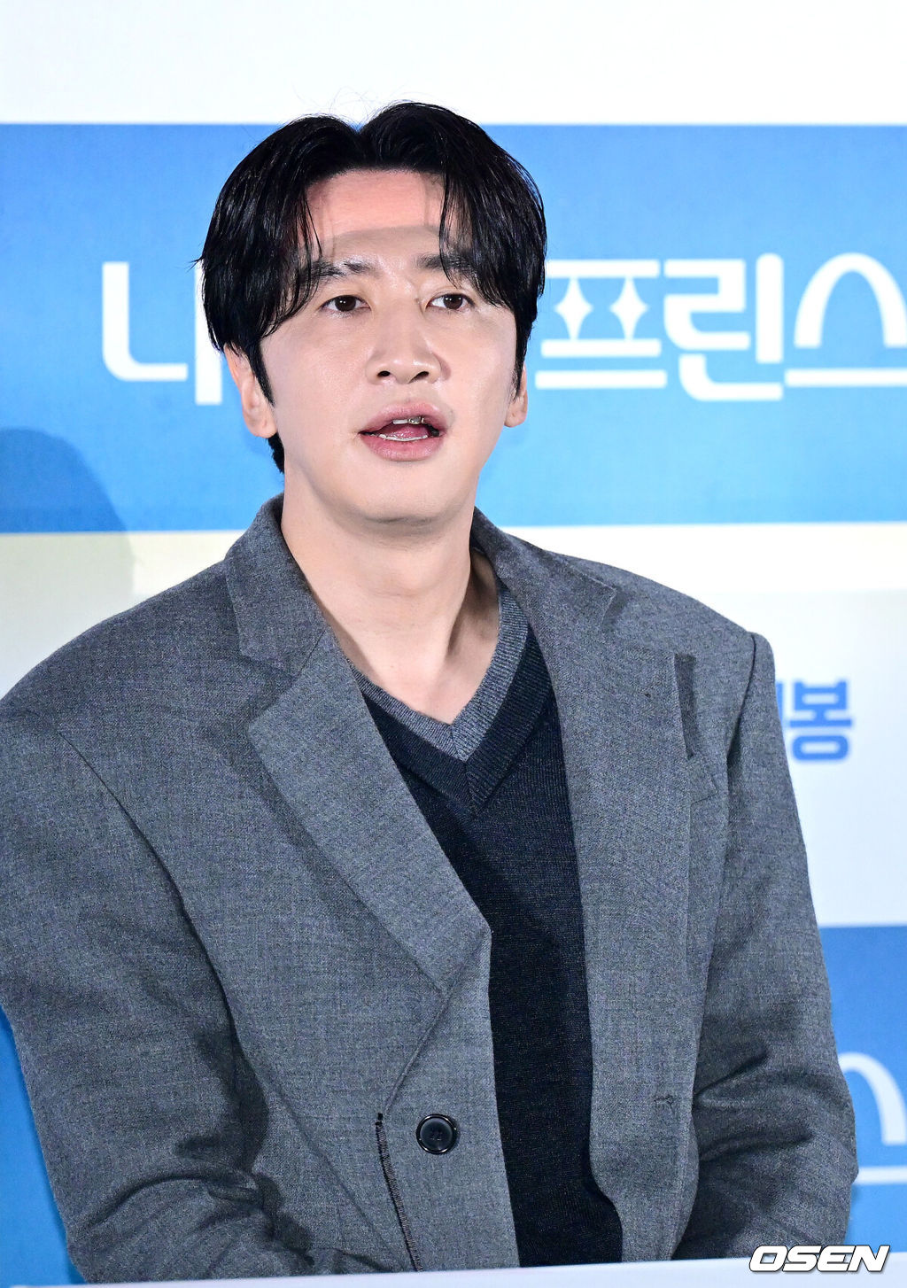 10일 오후 서울 용산 CGV에서 영화 ‘나혼자 프린스’(감독 김성훈) 언론시사회 및 간담회가 열렸다.'나혼자 프린스'는 매니저, 여권, 돈 한 푼 없이 낯선 이국땅에 혼자 남겨진 아시아 프린스 강준우(이광수)가 펼치는 생존 코믹 로맨스다.배우 이광수가 인사말을 준비하고 있다. 2025.11.10 / dreamer@osen.co.kr