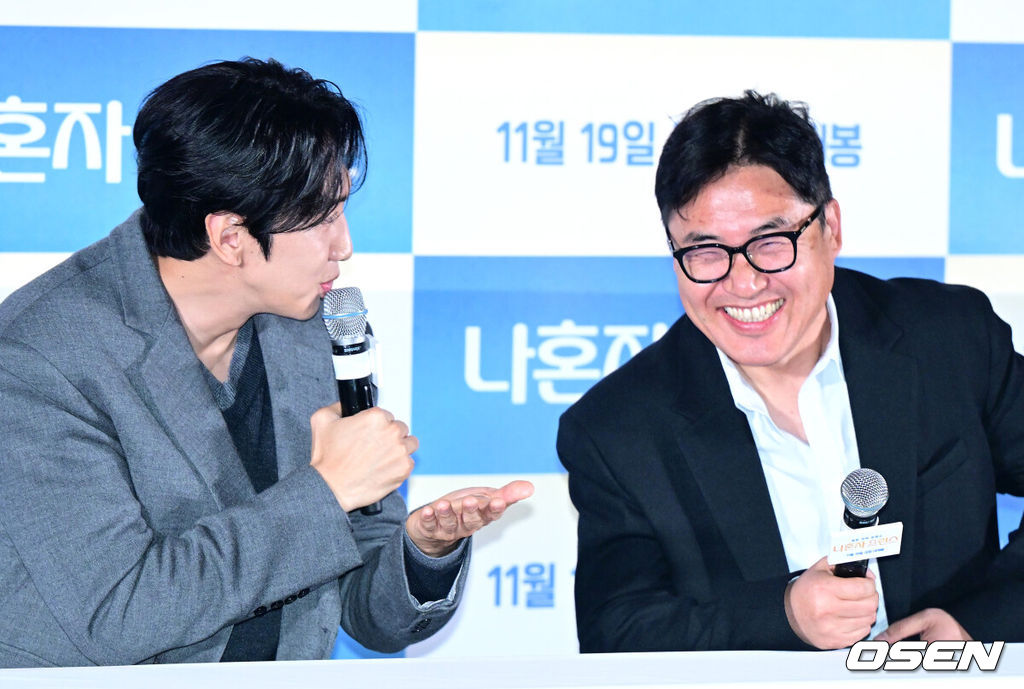 10일 오후 서울 용산 CGV에서 영화 ‘나혼자 프린스’(감독 김성훈) 언론시사회 및 간담회가 열렸다.'나혼자 프린스'는 매니저, 여권, 돈 한 푼 없이 낯선 이국땅에 혼자 남겨진 아시아 프린스 강준우(이광수)가 펼치는 생존 코믹 로맨스다.배우 이광수와 김성훈 감독이 취재진의 질문에 답하고 있다. 2025.11.10 / dreamer@osen.co.kr