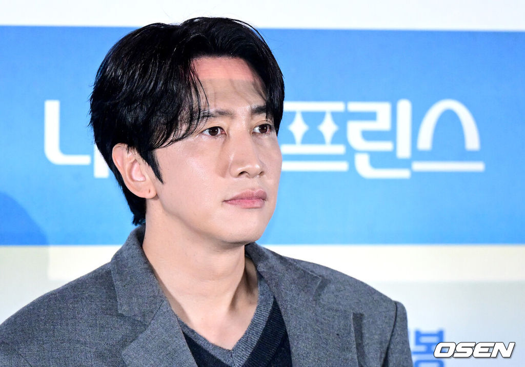 10일 오후 서울 용산 CGV에서 영화 ‘나혼자 프린스’(감독 김성훈) 언론시사회 및 간담회가 열렸다.'나혼자 프린스'는 매니저, 여권, 돈 한 푼 없이 낯선 이국땅에 혼자 남겨진 아시아 프린스 강준우(이광수)가 펼치는 생존 코믹 로맨스다.배우 이광수가 인사말을 준비하고 있다. 2025.11.10 / dreamer@osen.co.kr