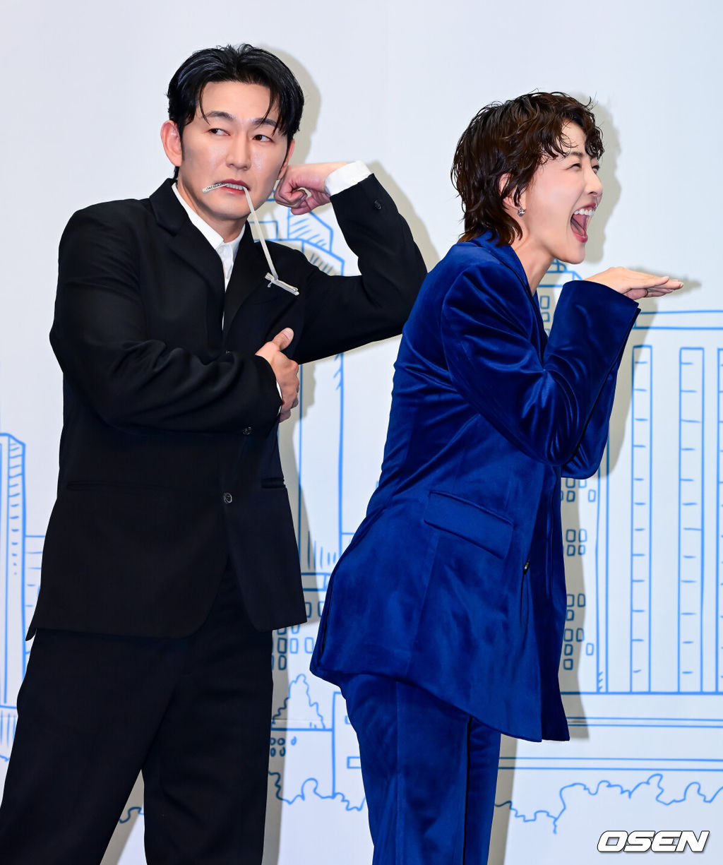 10일 오후 서울 상암 스탠포드호텔에서 TV CHOSUN 새 월화미니시리즈 ‘다음생은 없으니까’ 제작발표회가 열렸다.‘다음생은 없으니까’(연출 김정민/극본 신이원/제작 티엠이그룹, 퍼스트맨스튜디오, 메가폰)는 매일 같은 하루, 육아 전쟁과 쳇바퀴 같은 직장생활에 지쳐가는, 마흔 하나 세 친구의 더 나은 ‘완생’을 위한 좌충우돌 코믹 성장기다.배우 허준석, 진서연이 포즈를 취하고 있다. 2025.11.10 /jpnews@osen.co.kr