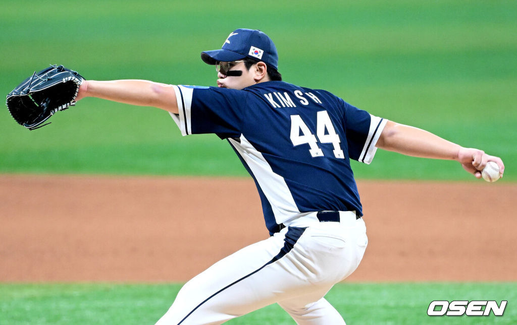 9일 서울 구로구 고척스카이돔에서 ‘2025 NAVER K-BASEBALL SERIES’ 대한민국 야구 대표팀과 체코 야구 대표팀의 평가전이 열렸다.한국은 9일 2025 K-베이스볼 시리즈 체코 대표팀과의 경기에 이어 오는 15일과 16일 양일에 걸쳐 도쿄돔에서 일본 대표팀과 2경기를 치른다. 5회말 마운드에 오른 대표팀 투수 김서현이 힘차게 공을 뿌리고 있다. 2025.11.09 / dreamer@osen.co.kr