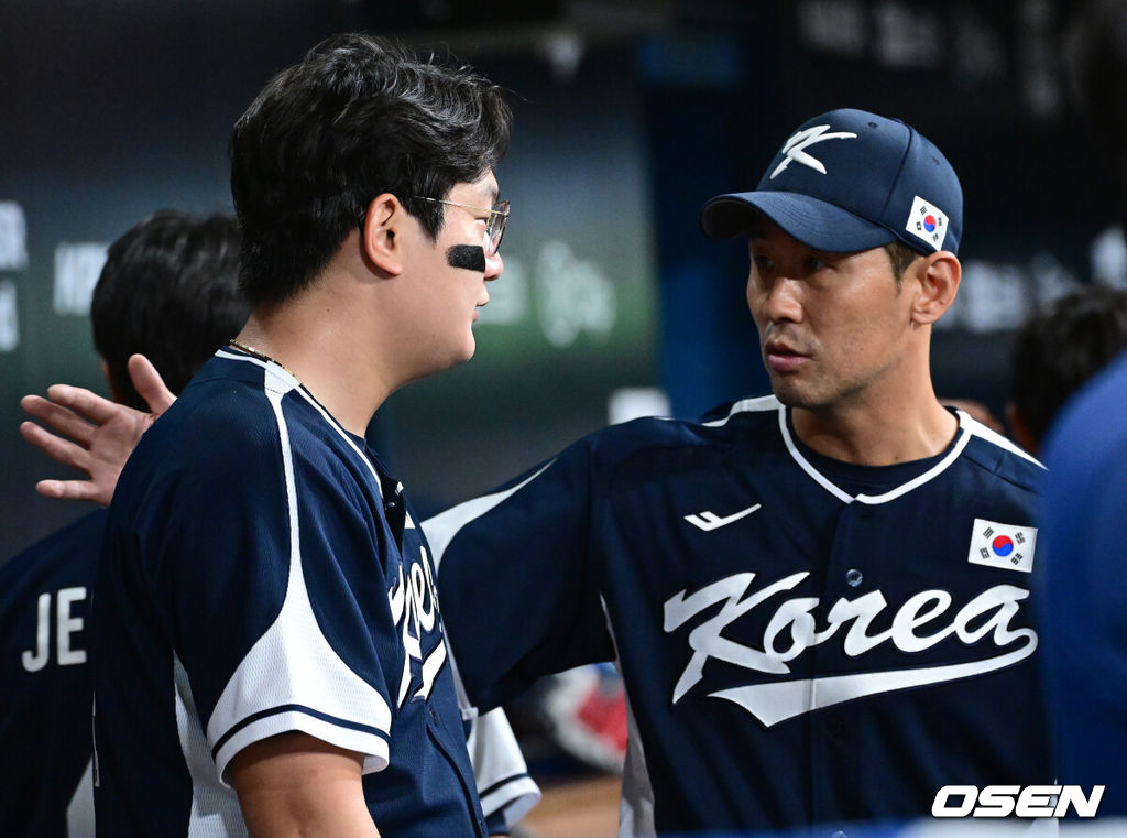 9일 서울 구로구 고척스카이돔에서 ‘2025 NAVER K-BASEBALL SERIES’ 대한민국 야구 대표팀과 체코 야구 대표팀의 평가전이 열렸다.한국은 9일 2025 K-베이스볼 시리즈 체코 대표팀과의 경기에 이어 오는 15일과 16일 양일에 걸쳐 도쿄돔에서 일본 대표팀과 2경기를 치른다. 5회말 2사 1, 3루 상황 마운드를 내려온 대표팀 김서현이 김광삼 코치와 더그아웃에서 대화를 나누고 있다. 2025.11.09 / dreamer@osen.co.kr