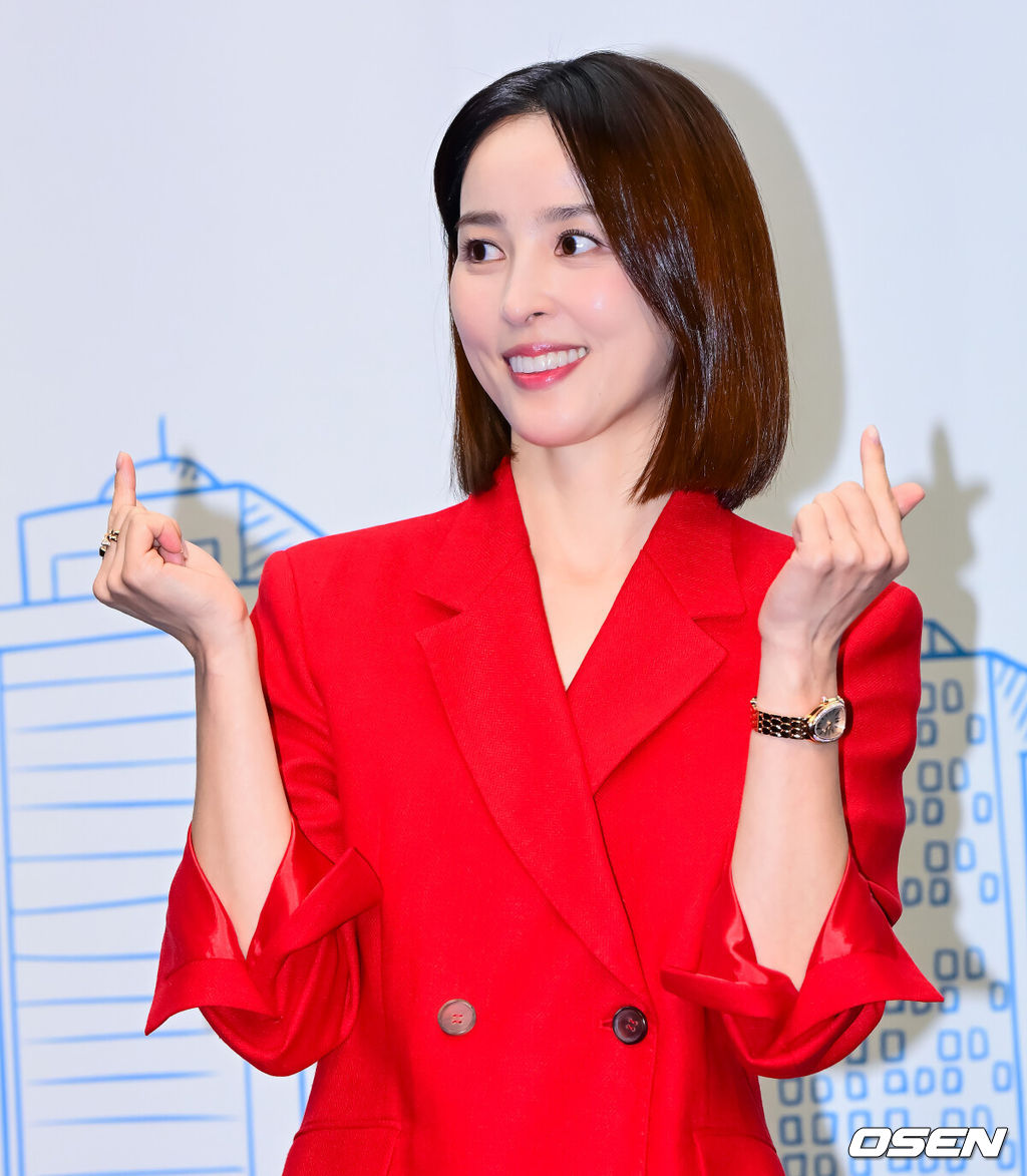 10일 오후 서울 상암 스탠포드호텔에서 TV CHOSUN 새 월화미니시리즈 ‘다음생은 없으니까’ 제작발표회가 열렸다.‘다음생은 없으니까’(연출 김정민/극본 신이원/제작 티엠이그룹, 퍼스트맨스튜디오, 메가폰)는 매일 같은 하루, 육아 전쟁과 쳇바퀴 같은 직장생활에 지쳐가는, 마흔 하나 세 친구의 더 나은 ‘완생’을 위한 좌충우돌 코믹 성장기다.배우 한혜진이 포즈를 취하고 있다. 2025.11.10 /jpnews@osen.co.kr