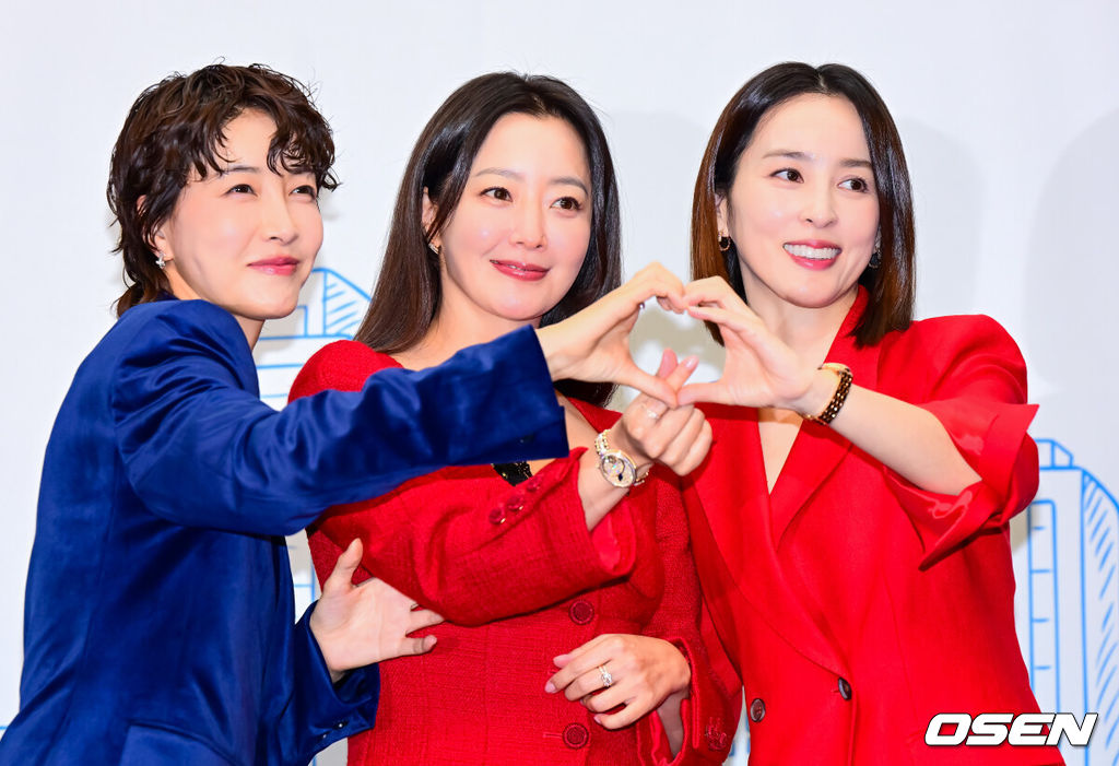 10일 오후 서울 상암 스탠포드호텔에서 TV CHOSUN 새 월화미니시리즈 ‘다음생은 없으니까’ 제작발표회가 열렸다.‘다음생은 없으니까’(연출 김정민/극본 신이원/제작 티엠이그룹, 퍼스트맨스튜디오, 메가폰)는 매일 같은 하루, 육아 전쟁과 쳇바퀴 같은 직장생활에 지쳐가는, 마흔 하나 세 친구의 더 나은 ‘완생’을 위한 좌충우돌 코믹 성장기다.배우 진서연, 김희선, 한혜진이 간담회를 하고 있다. 2025.11.10 /jpnews@osen.co.kr