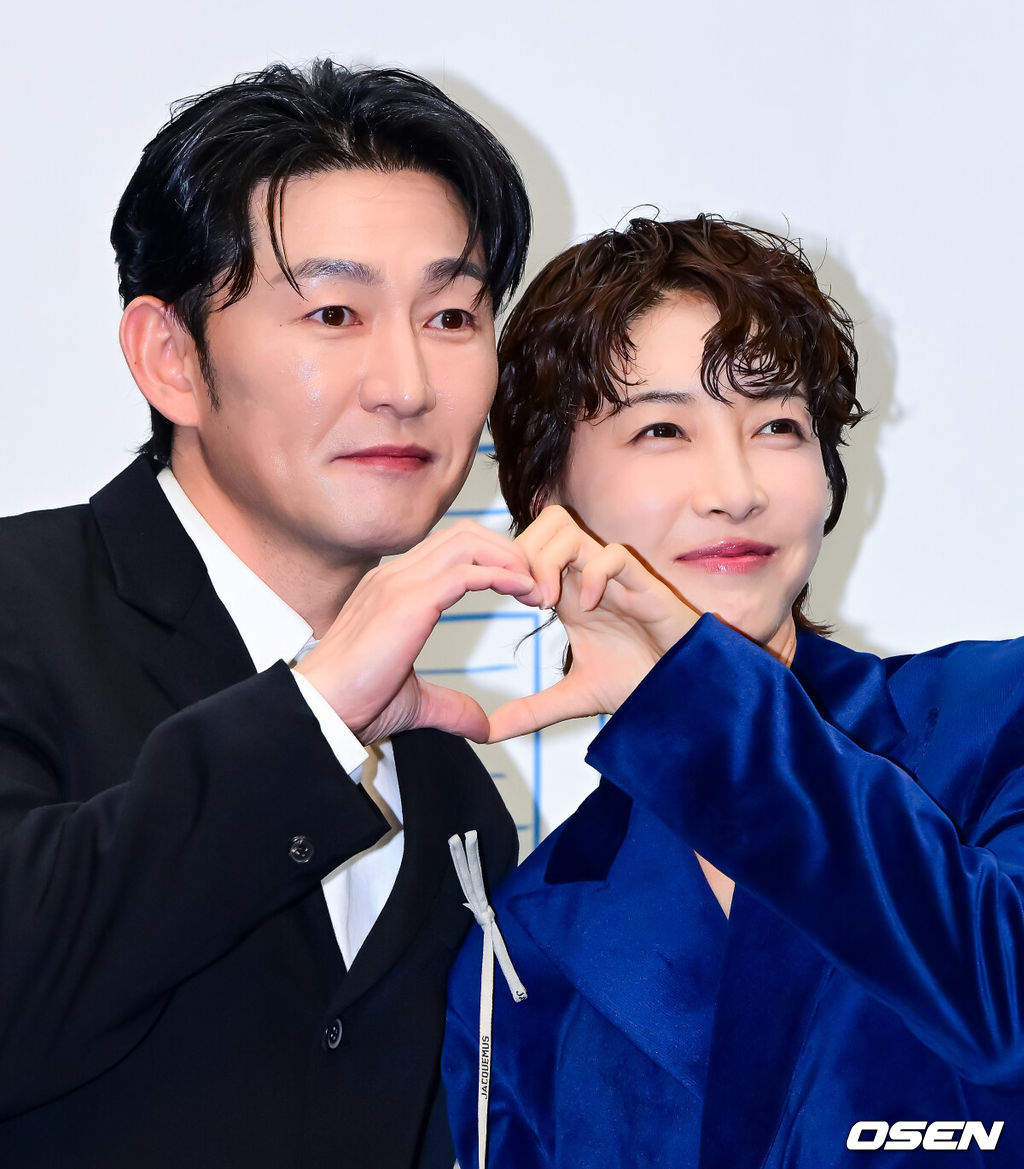 10일 오후 서울 상암 스탠포드호텔에서 TV CHOSUN 새 월화미니시리즈 ‘다음생은 없으니까’ 제작발표회가 열렸다.‘다음생은 없으니까’(연출 김정민/극본 신이원/제작 티엠이그룹, 퍼스트맨스튜디오, 메가폰)는 매일 같은 하루, 육아 전쟁과 쳇바퀴 같은 직장생활에 지쳐가는, 마흔 하나 세 친구의 더 나은 ‘완생’을 위한 좌충우돌 코믹 성장기다.배우 허준석, 진서연이 포토타임을 하고 있다. 2025.11.10 /jpnews@osen.co.kr