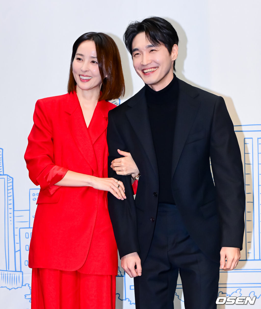 10일 오후 서울 상암 스탠포드호텔에서 TV CHOSUN 새 월화미니시리즈 ‘다음생은 없으니까’ 제작발표회가 열렸다.‘다음생은 없으니까’(연출 김정민/극본 신이원/제작 티엠이그룹, 퍼스트맨스튜디오, 메가폰)는 매일 같은 하루, 육아 전쟁과 쳇바퀴 같은 직장생활에 지쳐가는, 마흔 하나 세 친구의 더 나은 ‘완생’을 위한 좌충우돌 코믹 성장기다.배우 한혜진, 장인섭이 포토타임을 하고 있다. 2025.11.10 /jpnews@osen.co.kr