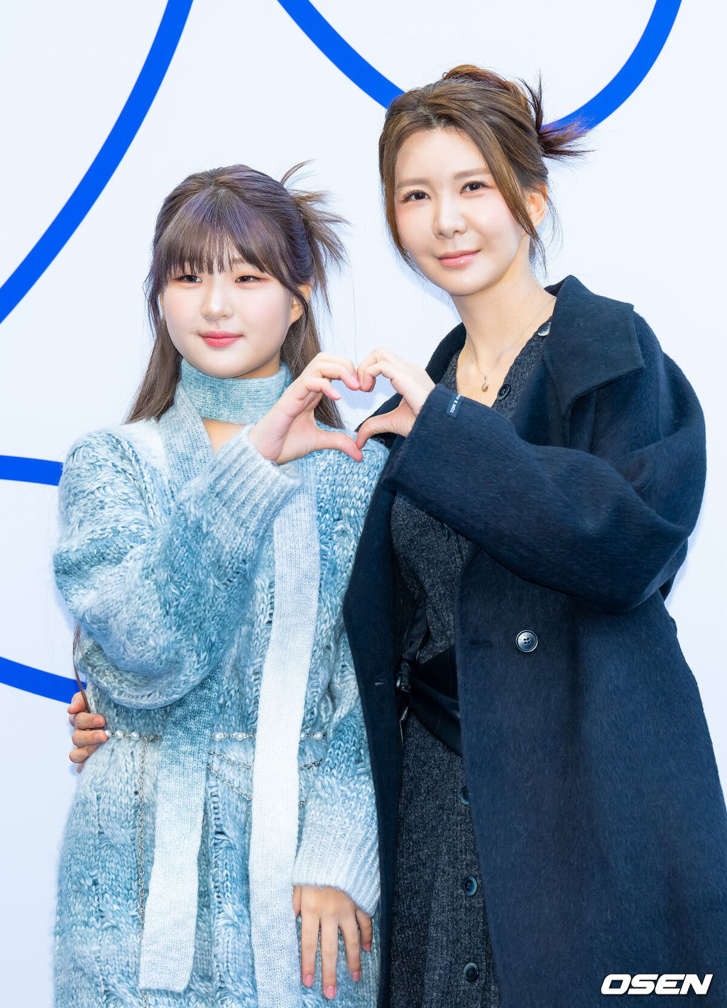 9일 서울 중구 동대문디자인플라자(DDP)에서 '2025 F/W 서울패션위크’가 열렸다.올해 25주년을 맞은 국내 최대 패션 행사 ‘서울패션위크’가 5일부터 9일까지 닷새간 열린다.가수 이파니와 딸이자 인플루언서인 서이브가 입장하며 포즈를 취하고 있다. 2025.02.09 / rumi@osen.co.kr