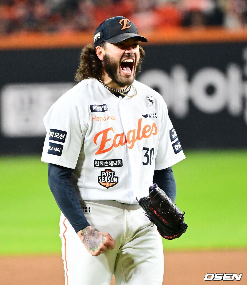 6회초 2사 2루에서 한화 폰세가 LG 문보경을 삼진 처리하며 포효하고 있다. 2025.10.29 /jpnews@osen.co.kr