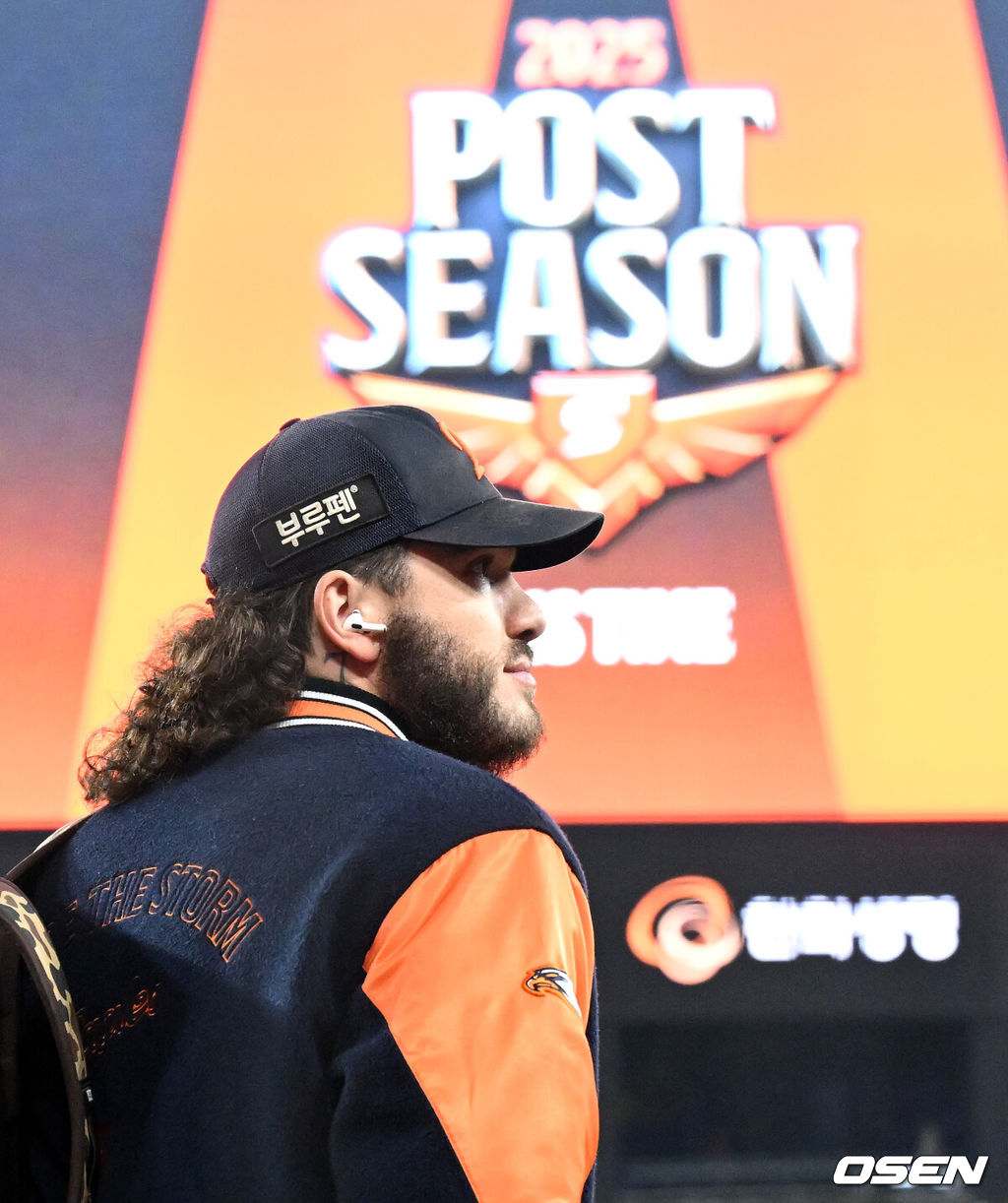 경기에 앞서 한화 선발투수 폰세가 그라우드로 나가고 있다. 2025.10.29 /sunday@osen.co.kr