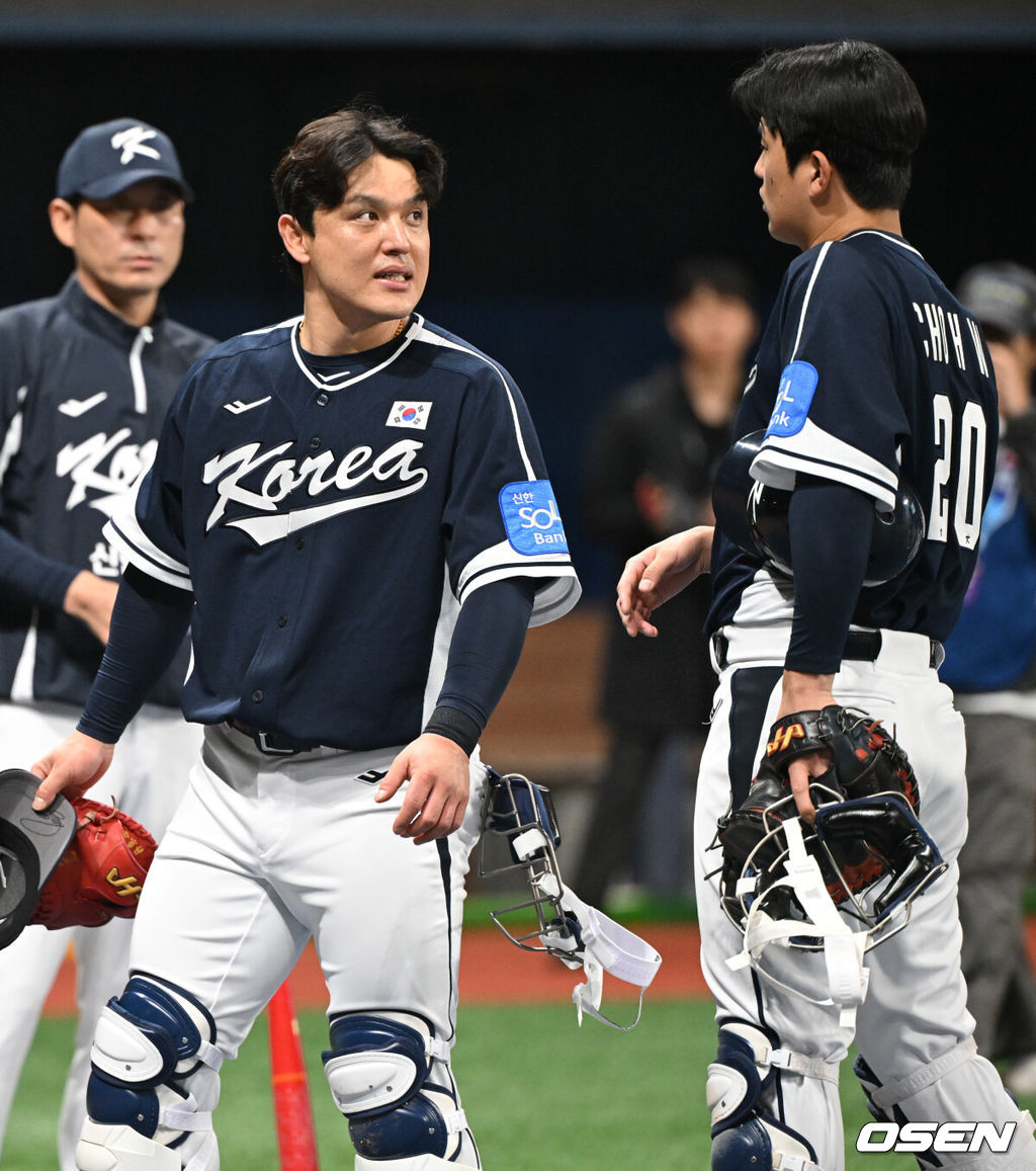 류지현 감독이 이끄는 야구 대표팀이 5일 고척스카이돔에서 훈련을 진행했다.대표팀은 오는 8일과 9일 고척스카이돔에서 열리는 2025 K-베이스볼 시리즈 체코 대표팀과의 2경기를 시작으로 15일과 16일 양일에 걸쳐 도쿄돔에서 일본 대표팀과 2경기를 치른다. 야구대표팀 박동원, 조형우가 대화를 하고 있다. 2025.11.05 /cej@osen.co.kr