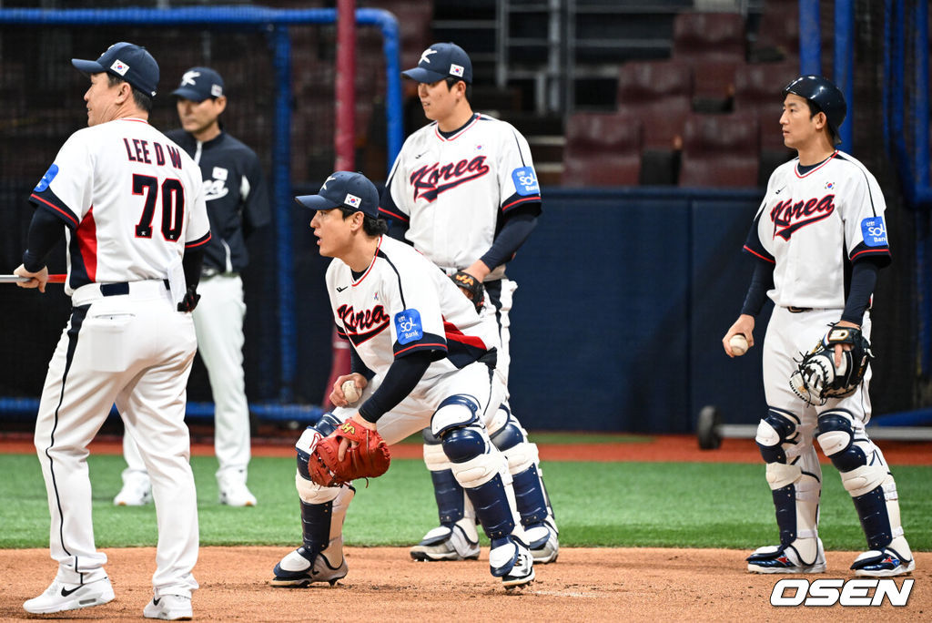 류지현 감독이 이끄는 야구 대표팀이 4일 고척스카이돔에서 훈련을 진행했다.대표팀은 오는 8일과 9일 고척스카이돔에서 열리는 2025 K-베이스볼 시리즈 체코 대표팀과의 2경기를 시작으로 15일과 16일 양일에 걸쳐 도쿄돔에서 일본 대표팀과 2경기를 치른다.  야구대표팀 박동원, 조형우, 최재훈이 포수 훈련을 하고 있다. 2025.11.04 /cej@osen.co.kr