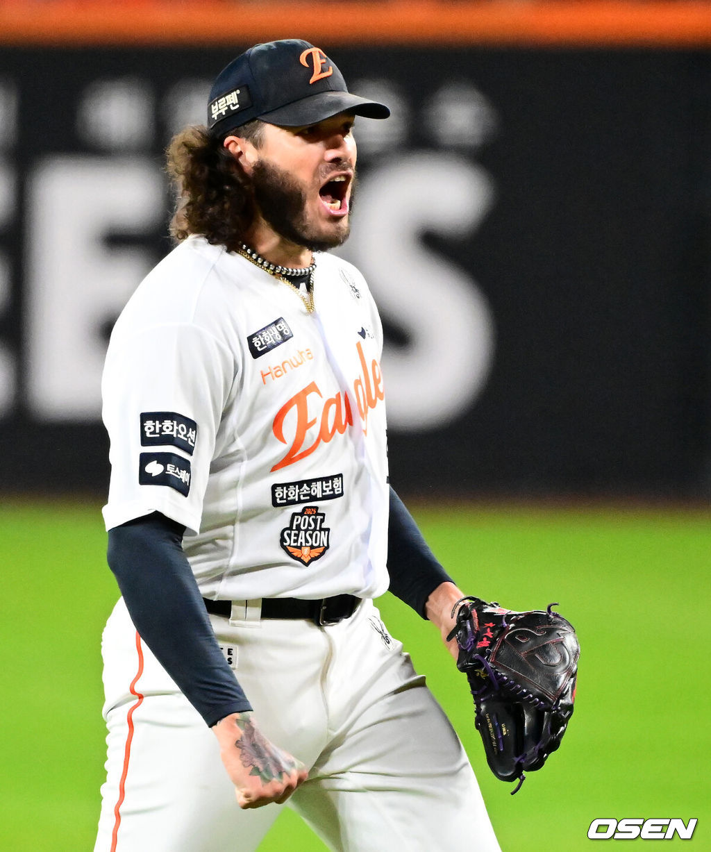 29일 대전시 중구 부사동 대전한화생명볼파크에서 2025 신한 SOL Bank KBO리그 포스트시즌 한국시리즈 3차전 한화 이글스와 LG 트윈스의 경기가 진행됐다.이날 경기에 한화는 폰세를, LG는 손주영을 선발투수로 내세웠다. 1회초 1사 1루에서 한화 폰세가 LG 오스틴을 투수 땅볼 병살로 처리하며 기뻐하고 있다. 2025.10.29 /jpnews@osen.co.kr
