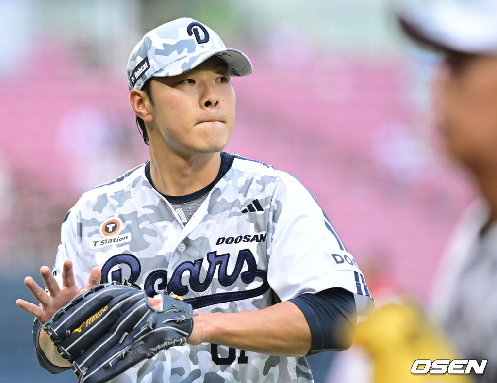 24일 서울 잠실야구장에서 ‘2025 신한 SOL Bank KBO리그’ 두산 베어스와 SSG 랜더스의 경기가 열렸다.홈팀 두산은 최원준, 방문팀 SSG은 미치 화이트를 선발로 내세웠다.2회초 SSG 공격을 무실점으로 막아낸 두산 선발 최원준이 더그아웃으로 향하고 있다. 2025.06.24 / dreamer@osen.co.kr