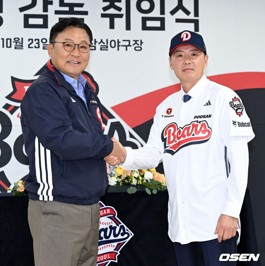 23일 오후 서울 잠실야구장에서 두산 베어스 김원형 감독 취임식이 열렸다.계약 규모는 2+1년 최대 20억 원(계약금 5억, 연봉 각 5억 원)이다.김 감독은 23일 취임식을 거쳐 29일부터 진행되는 일본 미야자키 마무리캠프로 향해 2025시즌을 복기하고 2026시즌 팀을 한 단계 업그레이드 시킬 수 있는 옥석가리기에 나설 예정이다.두산 고영섭 대표이사와 김원형 감독이 기념촬영을 하고 있다. 2025.10.23 /sunday@osen.co.kr