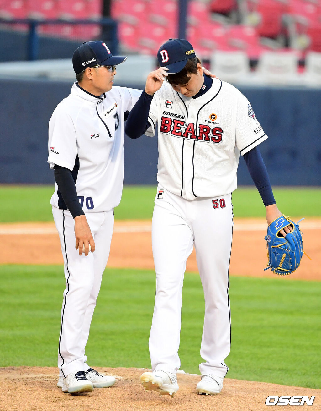 30일 오후 서울 잠실구장에서 KBO리그 두산 베어스와 롯데 자이언츠의 경기가 열렸다.8회초 2사 1루에서 두산 김원형 코치가 마운드에 올라 이영하를 교체하고 있다. /jpnews@osen.co.kr