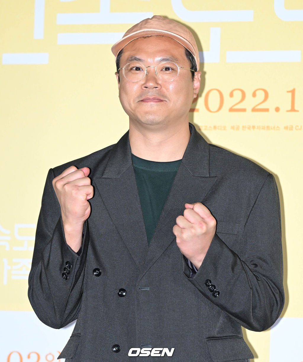 26일 오후 서울 용산구 CGV용산아이파크몰에서 영화 ‘고속도로 가족(감독 이상문)’ 언론시사 및 기자간담회가 열렸다.'고속도로 가족'은 인생은 놀이, 삶은 여행처럼 고속도로 휴게소에서 살아가는 한 가족이 우연히 한 부부를 만나면서 예기치 못한 사건을 겪게 되는 이야기다.배우 백현진이 포즈를 취하고 있다. 2022.10.26 /cej@osen.co.kr