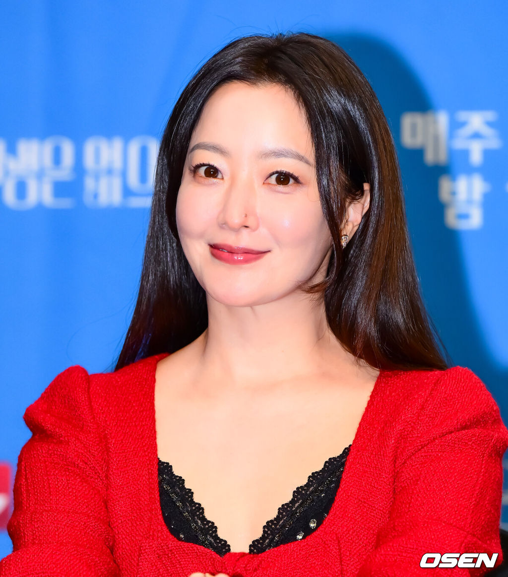 10일 오후 서울 상암 스탠포드호텔에서 TV CHOSUN 새 월화미니시리즈 ‘다음생은 없으니까’ 제작발표회가 열렸다.‘다음생은 없으니까’(연출 김정민/극본 신이원/제작 티엠이그룹, 퍼스트맨스튜디오, 메가폰)는 매일 같은 하루, 육아 전쟁과 쳇바퀴 같은 직장생활에 지쳐가는, 마흔 하나 세 친구의 더 나은 ‘완생’을 위한 좌충우돌 코믹 성장기다.배우 김희선이 간담회를 하고 있다. 2025.11.10 /jpnews@osen.co.kr