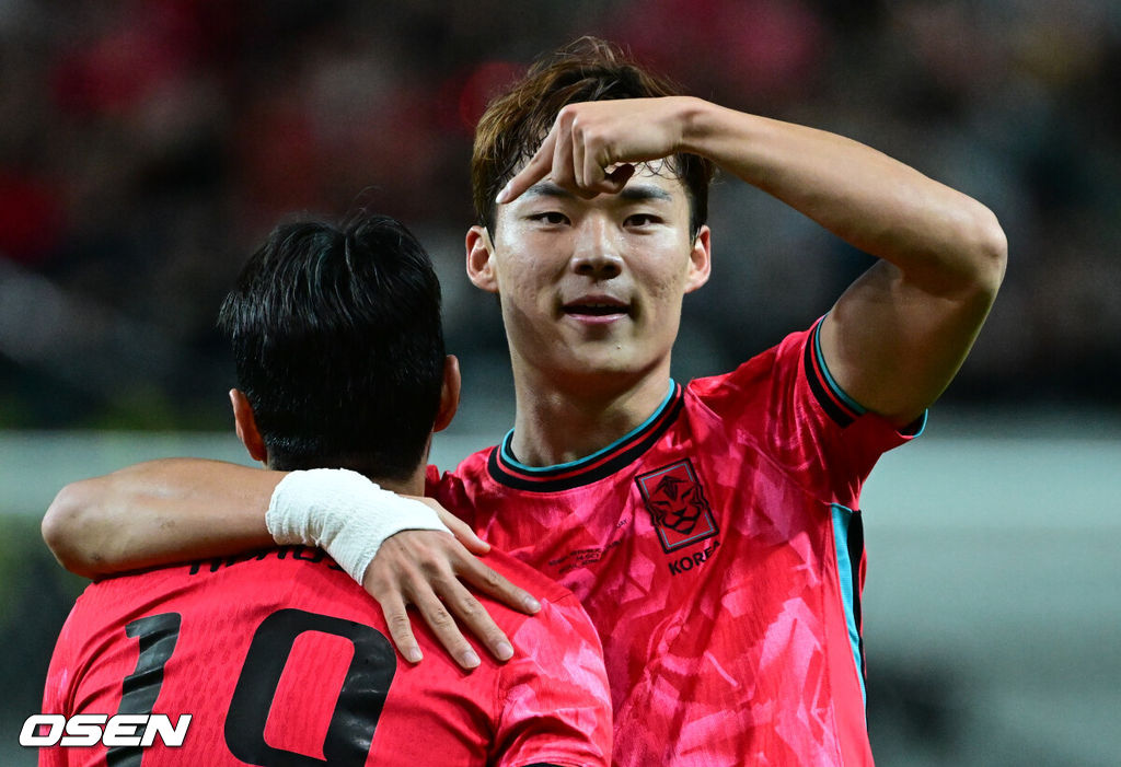 홍명보 감독이 이끄는 대한민국 대표팀과 파라과이의 A매치 평가전이 14일 오후 서울월드컵경기장에서 열렸다.'남미 강호' 파라과이는 지난 10일 일본 원정에서 2-2 무승부를 거두고 온 팀이다. 이번 경기는 홍명보호의 2026 북중미 월드컵 포트 배정을 두고도 중요한 일전이다. 현재 한국은 오스트리아, 호주, 에콰도르와 치열한 포트 2 막차 경쟁을 벌이고 있다.대한민국의 두 번째 골을 넣은 오현규가 세리머니를 하고 있다. 2025.10.14 /cej@osen.co.kr