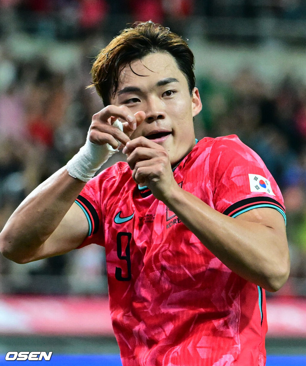 홍명보 감독이 이끄는 대한민국 대표팀과 파라과이의 A매치 평가전이 14일 오후 서울월드컵경기장에서 열렸다.'남미 강호' 파라과이는 지난 10일 일본 원정에서 2-2 무승부를 거두고 온 팀이다. 이번 경기는 홍명보호의 2026 북중미 월드컵 포트 배정을 두고도 중요한 일전이다. 현재 한국은 오스트리아, 호주, 에콰도르와 치열한 포트 2 막차 경쟁을 벌이고 있다.대한민국의 두 번째 골을 넣은 오현규가 세리머니를 하고 있다. 2025.10.14 /cej@osen.co.kr