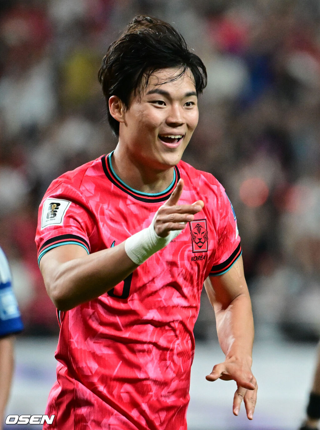 10일 서울 마포구 서울월드컵경기장에서 2026 국제축구연맹(FIFA) 북중미 월드컵 아시아 3차 예선 B조 10차전 대한민국 남자 축구 대표팀과 쿠웨이트의 경기가 열렸다.한국은 지난 6일 이라크 원정에서 2-0 완승과 함께 5승 4무(승점 19)로 조 2위 이상을 확정, 11회 연속 월드컵 본선 진출을 조기 확정지었다.후반 한국 오현규가 팀의 세 번째 골을 넣은 뒤 기뻐하고 있다. 2025.06.10 /cej@osen.co.kr