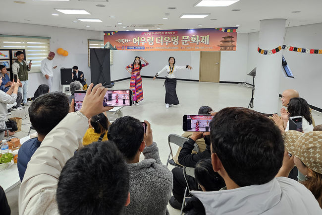 우석대 진천캠퍼스 RISE사업단이 지난 9일 진천외국인이주노동자지원센터에서 ‘제5차 어우렁 더우렁 문화제(네팔·인도 문화권)’를 성황리에 개최했다. / 우석대