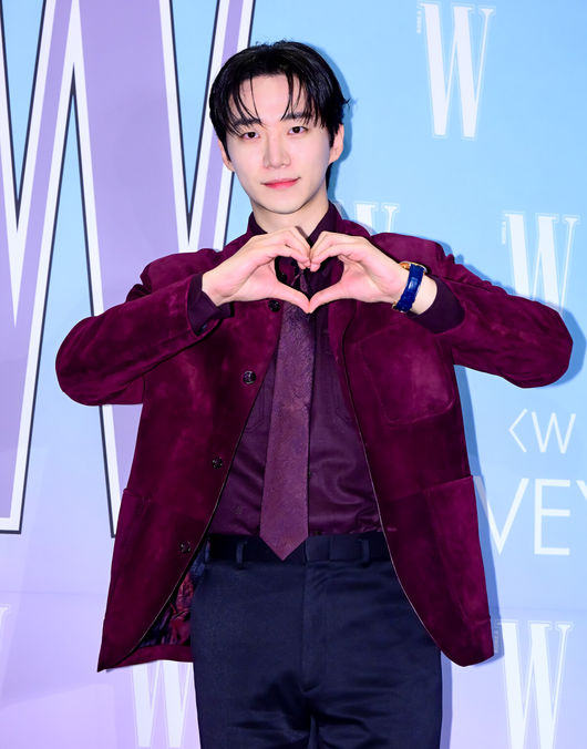 15일 서울 종로구 당주동 포시즌스 호텔 서울에서 더블유 코리아 제20회 유방암 인식 향상 캠페인 자선 포토 행사가 열렸다.이날 TXT 수빈, 고수, 고현정, 공명, 그레이, 김민하, 김세정, 김영광, 김영대, 김지석, 노상현, 노정의, 덱스, 르세라핌(채원, 카즈하), 몬스타엑스(형원, 셔누), 문소리, 바밍타이거, 박규영, 박은빈, 박재범, 방탄소년단 RM, 제이홉, 뷔, 변우석, 수현, 스트레이키즈(방찬, 승민), 아이들(미연, 민니, 소연, 슈화, 우기), 아이브 레이, 안유진, 장원영, 아일릿(윤아, 모카, 민주, 원희, 이로하), 에스파(카리나, 윈터, 지젤, 닝닝), 엔믹스(해원, 설윤), 엔하이픈(성훈, 제이크), 엔하이픈(정원), 엘리스, 올데이프로젝트(애니, 타잔, 베일리, 영서, 우찬), 우원재, 원지안, 이동휘, 이민호, 이수지, 이수혁, 이영애, 이유미, 이준혁, 이준호, 이채민, 임수정, 임지연, 있지(예지, 유나), 장윤주, 전소니, 전소미, 전여빈, 정려원, 정해인, 조유리, 추영우, 코드쿤스트, 크리스탈, 키키(지유, 이솔, 수이, 하음, 키야), 태양, 하정우, 화사, 효연 등이 참석했다.이준호가 포즈를 취하고 있다. 2025.10.15. /jpnews@osen.co.kr