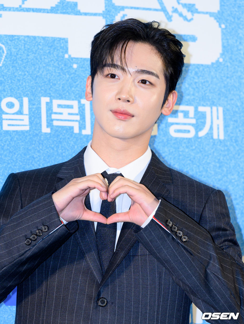 11일 오전 서울 마포구 스탠포드 호텔 서울에서 웨이브 오리지널 '제4차 사랑혁명' 제작발표회가 열렸다.‘제4차 사랑혁명’은 모태솔로 공대생 주연산과 백만 인플루언서 강민학(김요한 분)이 무근본 학과 통폐합으로 동기가 되며 벌어지는 이야기로 13일 오전 11시 웨이브에서 첫 공개되며 일본, 홍콩, 중국, 러시아 등 해외 96개국에서 주요 OTT플랫폼을 통해 동시 방영된다.배우 김요한이 포토타임을 가지고 있다. 2025.11.11 /sunday@osen.co.kr